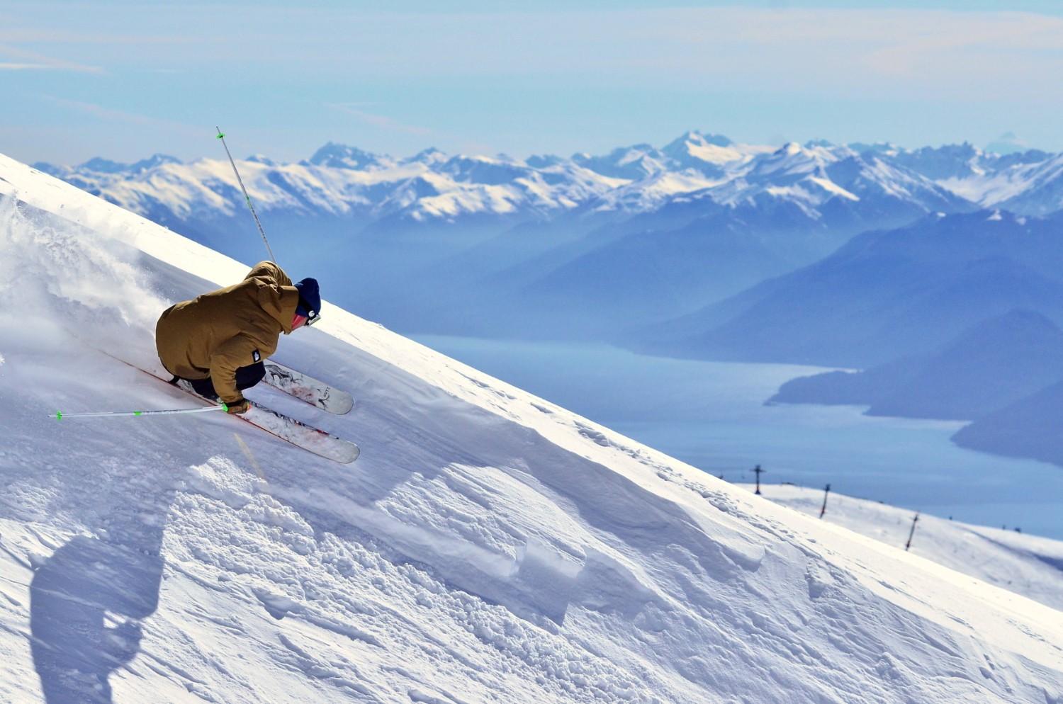 A man skiing down a snowy mountian